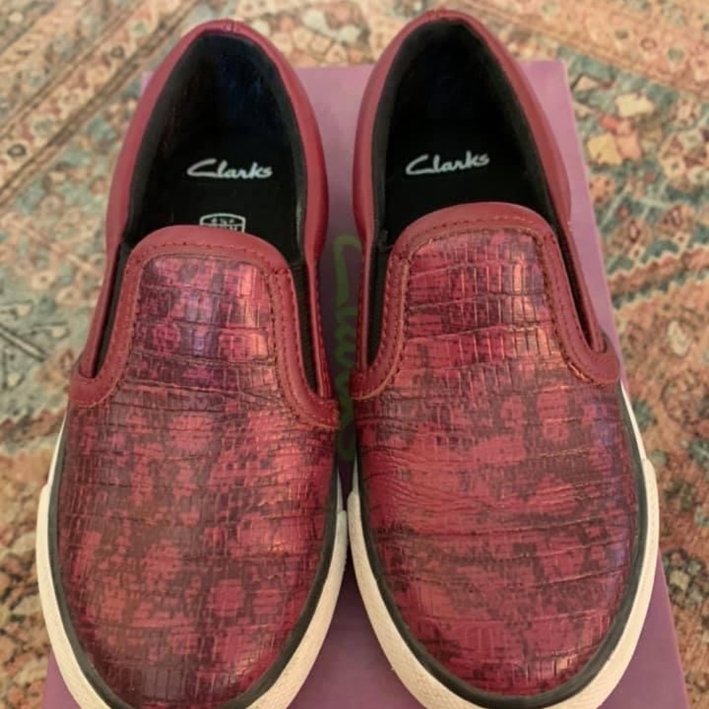 EUC Clarks leather sneakers